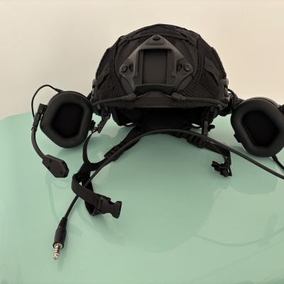 Šalmas + šalmo uždangalas + aktyvios ausinės + mikrofonas + ausinių laikiklis