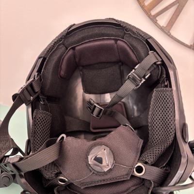 Šalmas + šalmo uždangalas + aktyvios ausinės + mikrofonas + ausinių laikiklis