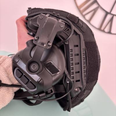 Šalmas + šalmo uždangalas + aktyvios ausinės + mikrofonas + ausinių laikiklis