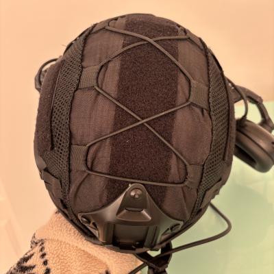 Šalmas + šalmo uždangalas + aktyvios ausinės + mikrofonas + ausinių laikiklis