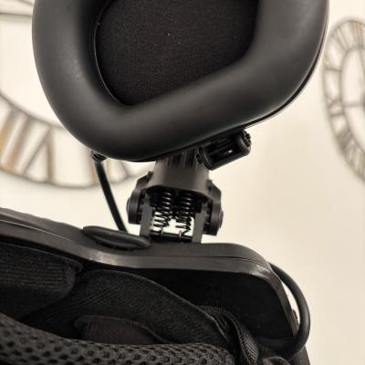 Šalmas + šalmo uždangalas + aktyvios ausinės + mikrofonas + ausinių laikiklis