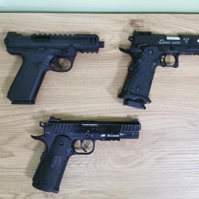 3 Pistoletai